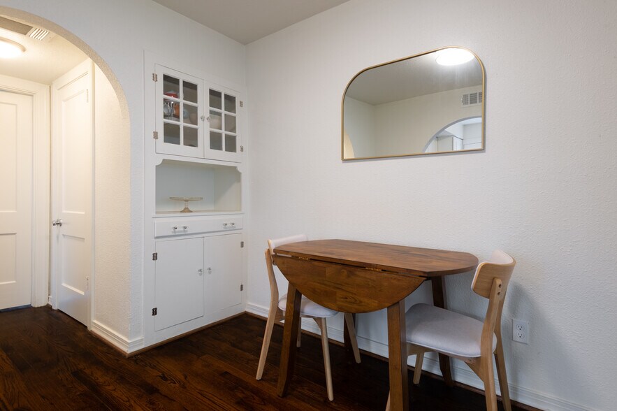 Dining area - 3509 Asbury St