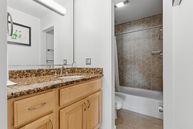 Building Photo - 1 Bed • 1 Bath Apartment with Balcony & Parking – Prime Oakland Location