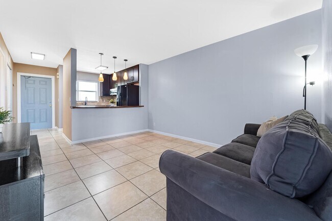 Building Photo - 9949 Sandalfoot Blvd