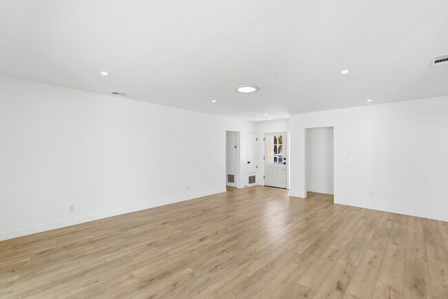 Building Photo - Beautiful modern 3 Bed + 3 Bath House + Pool + Garage