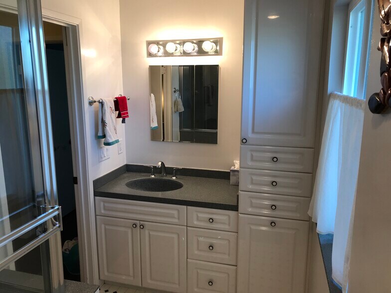 2nd Bathroom Upstairs - 337 Kinross Dr