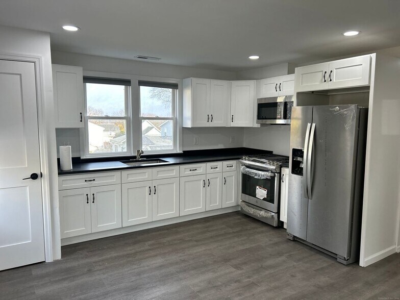 Building Photo - 13 Leuvine St
