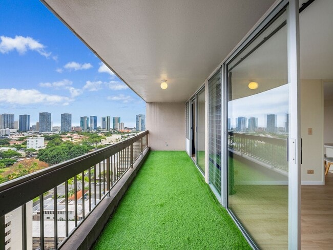 Building Photo - Remodeled Corner 1BR with Ocean & Diamond Head Views, W/D + Parking