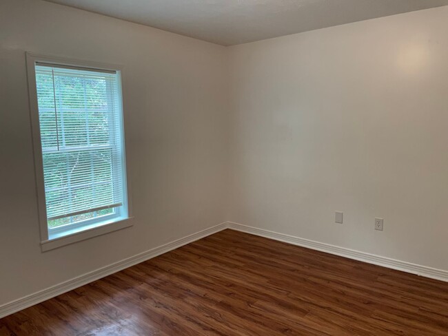 Building Photo - 3 bed 2 bath town home available in NE Jac...