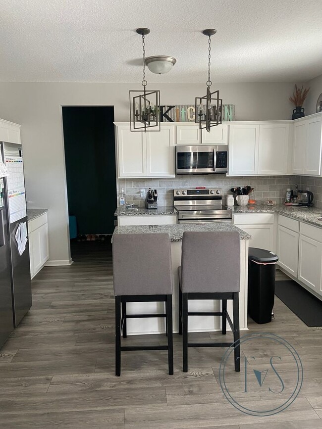 Building Photo - SPRING MOVE-IN SPECIAL AND RATE DROP ALERT...