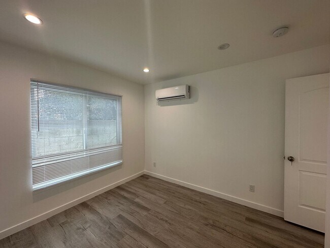 Building Photo - Stunning 3+2 ADU on a picturesque street i...