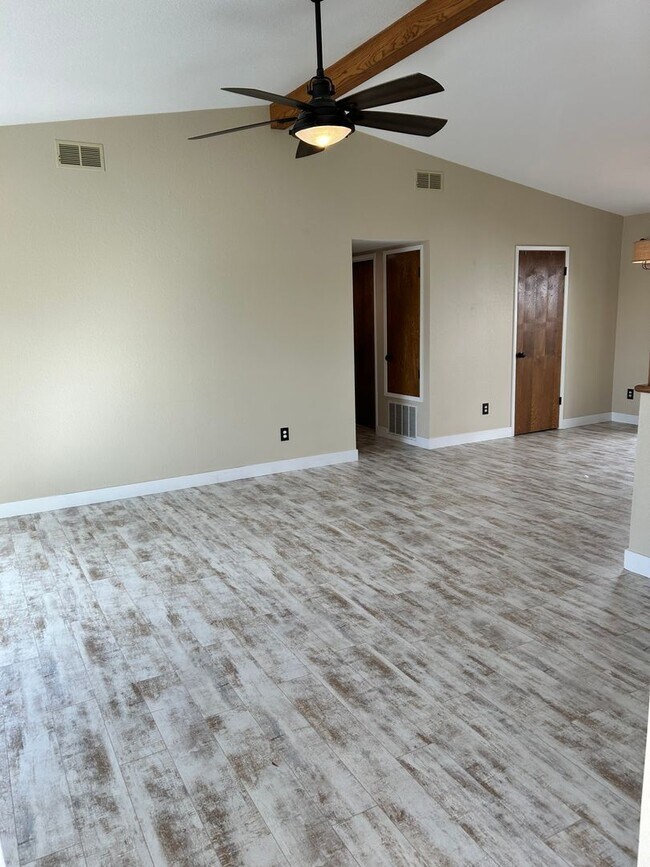 Building Photo - 2 bed 2 bath home two blocks from beach-pet friendly!