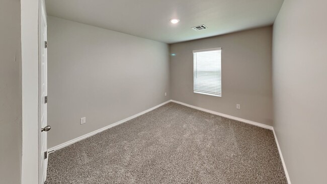 Building Photo - Beautiful LARGE 3 Bedroom 2 Bathroom Home ...