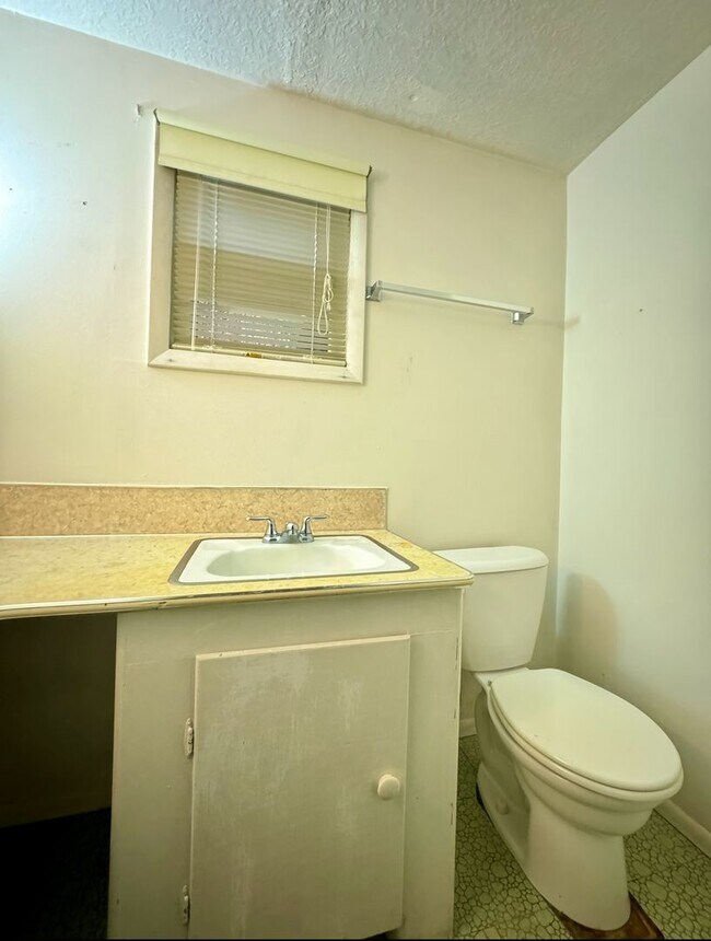 Building Photo - Vintage Living In Montavilla~ Front Porch~ Unfinished Basement~ Large Fully Fenced Yard