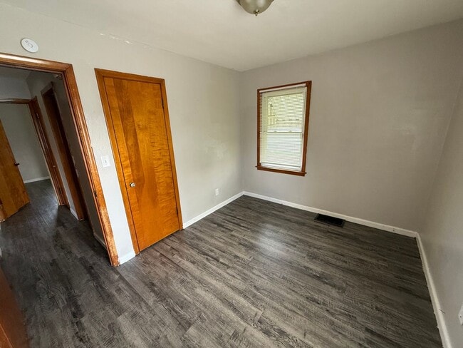 Building Photo - 2 Bed 1 Bath