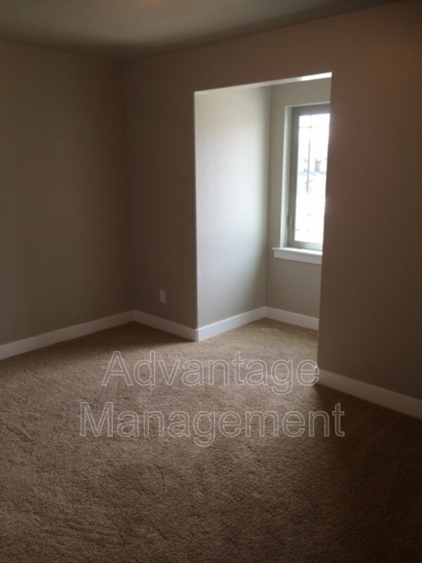 Building Photo - 576 N 220 E