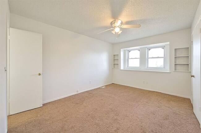 Building Photo - 421 Meadow Lake Dr