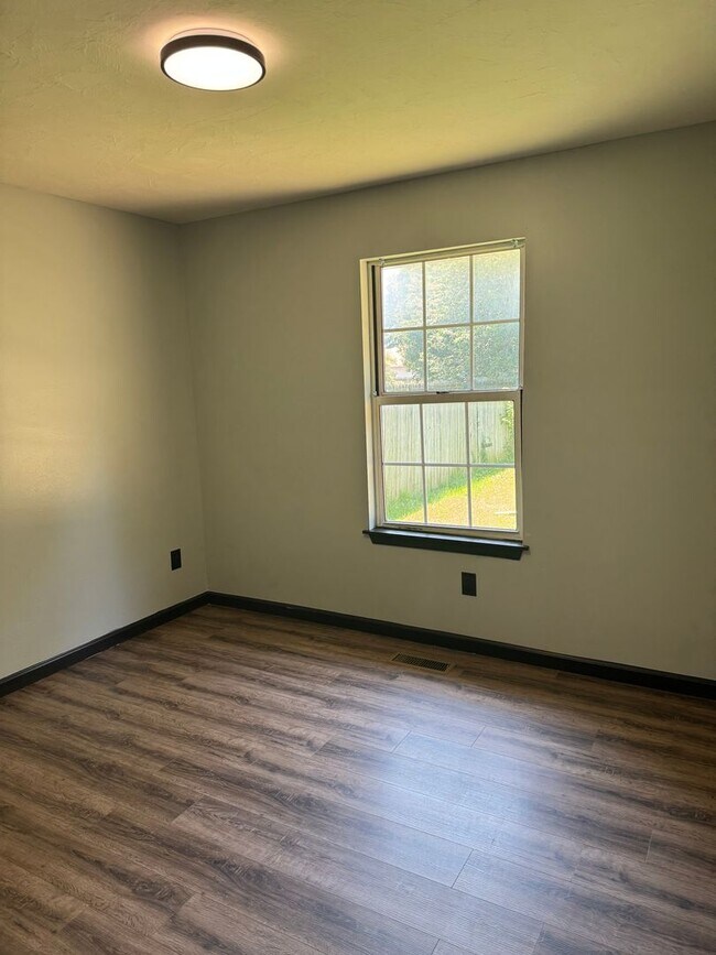 Building Photo - 3 Bedroom | 2 Bathroom | 2 Car garage | La...