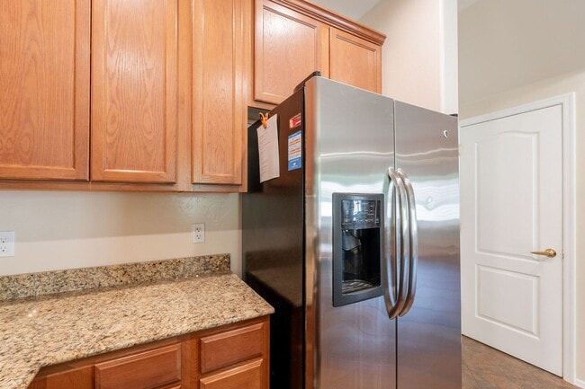 Building Photo - Pending/ Rented - Bright, Spacious Riversi...