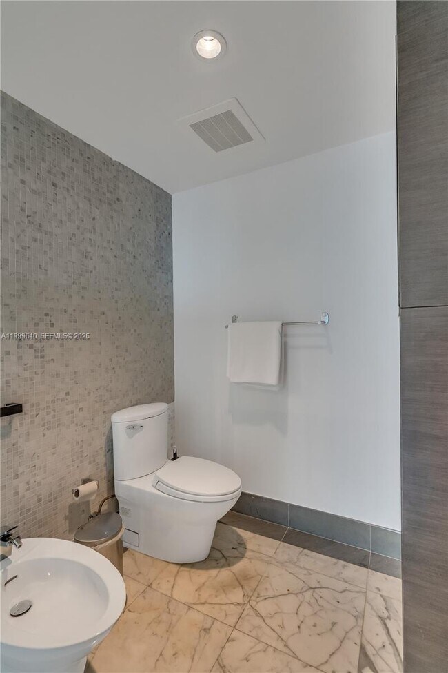 Building Photo - 200 Biscayne Blvd Way