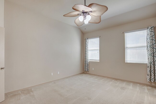 Building Photo - Ready to move in!