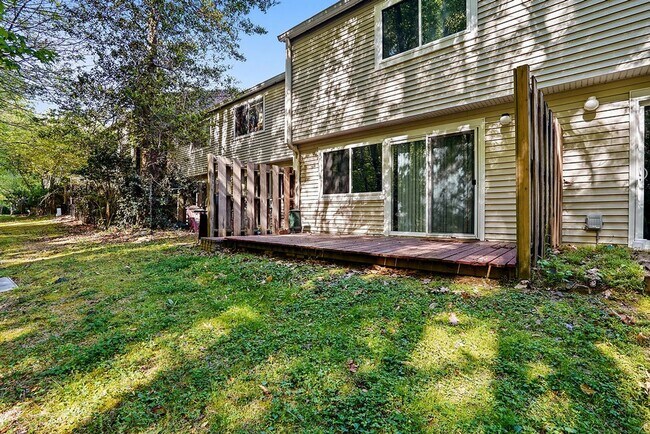 Building Photo - MINUTES to UNC!! 2 Bed 2.5 Bath Townhome - FURNISHED!  $500 Move in Incentive!