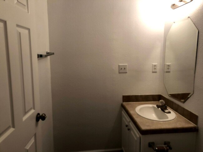 Building Photo - 168 Varsity Cir