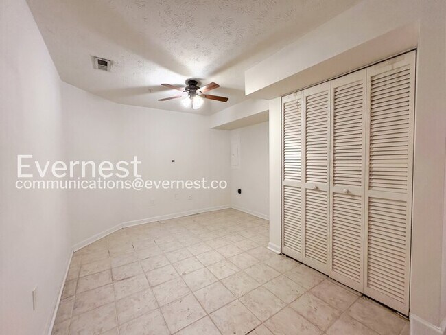 Building Photo - 3 Bed/2 Bath Townhome with Garage / Pet-Friendly / Vouchers Accepted / Available Now!