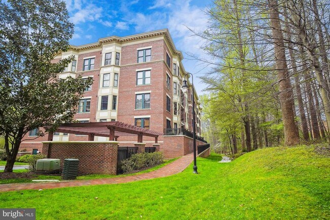 Building Photo - 10401 Strathmore Park Ct