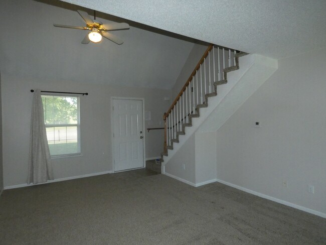 Building Photo - 833 Spring Ct