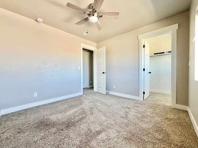 Building Photo - 673 W Beth Cir
