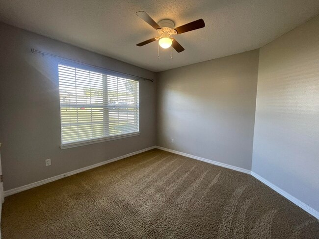 Building Photo - 219 Lustan Dr