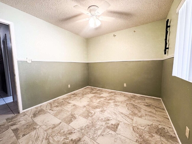 Building Photo - "Charming 3-Bed Oasis with 2 Baths and 170...