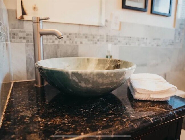 Building Photo - Sacramento Cutie won't last long!!!! 50% Off First Month's Rent - 2 Bedroom, 1 Bath Private Deck ...