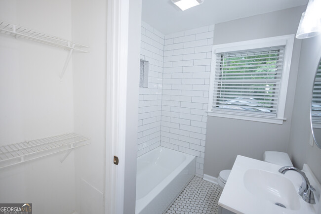 Building Photo - 2689 Collier Dr NW