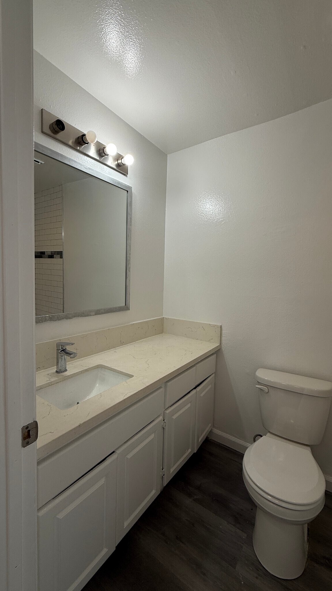 Building Photo - 7044 Hawthorn Ave