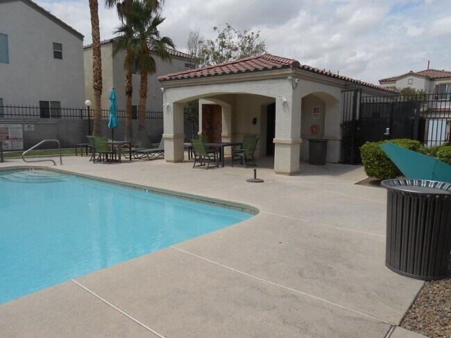 Building Photo - Spacious 2 Bedroom Home near Cactus and Ma...