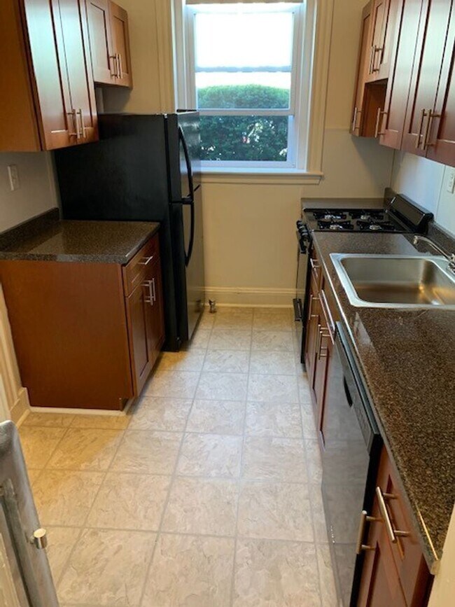 Building Photo - 9/1 NO FEE! Spacious 2BR in elevator building, reno. kitchen