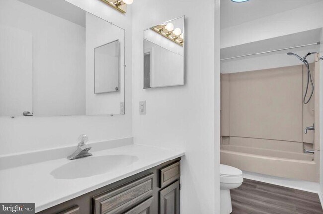 Building Photo - 21 Uxbridge Pl