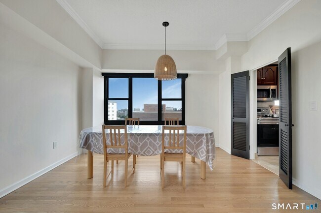 Building Photo - 44 Strawberry Hill Ave