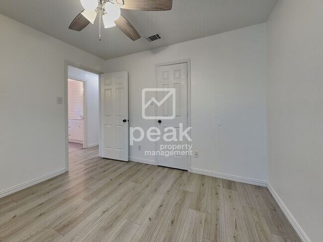 Building Photo - $2199! 3 Bed 2 Bath in Watauga! All appliances INCLUDED!