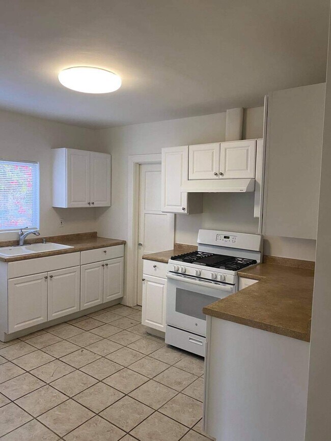 Building Photo - 4525 Avocado St