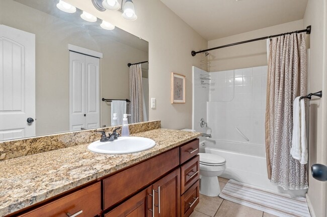 Building Photo - Central Tacoma home - 3 bedroom 2.5 bathroom with 2 Car garage and nice yard - Available May 2026.