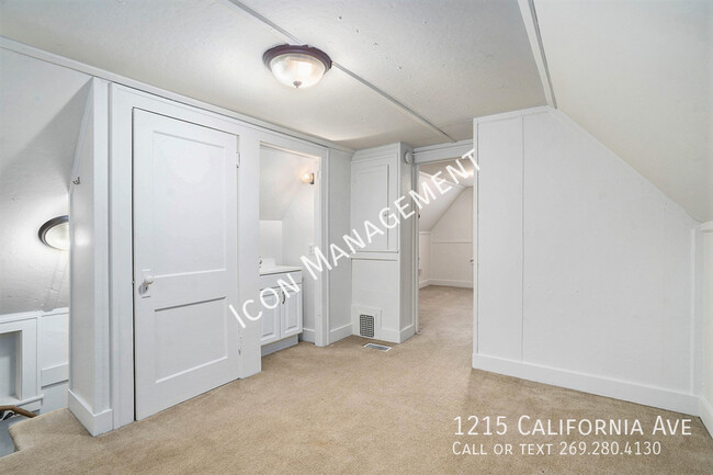 Building Photo - Don't Miss Out on this charming off campus...