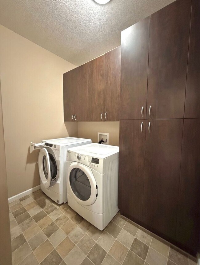 Building Photo - Rare 4 Bedroom End Unit Townhome in The Beautiful Stonemill Farms of Woodbury