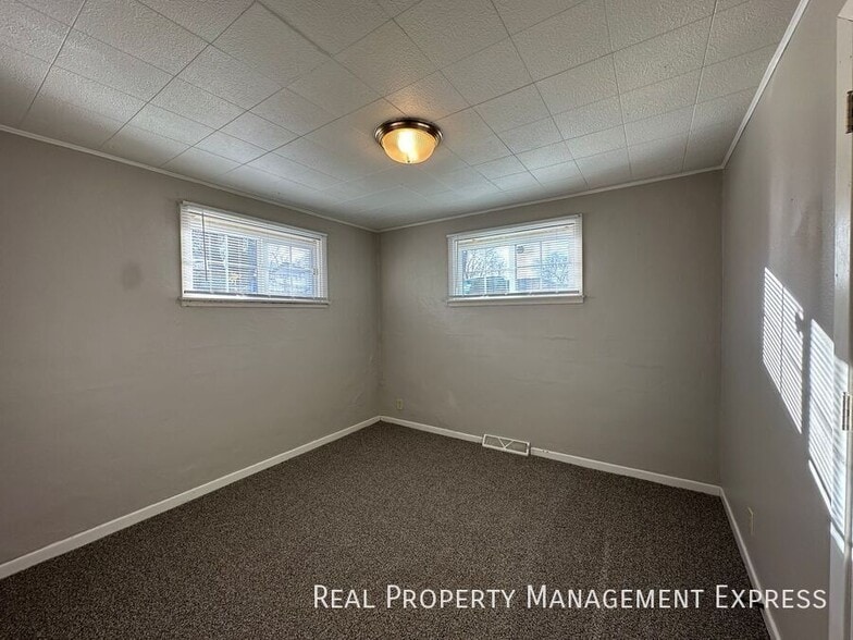 Building Photo - 2 Bed 1 Bath Apartment