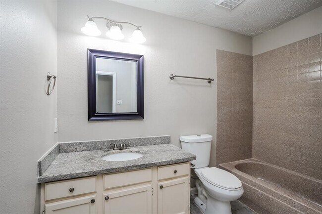 Building Photo - 17927 Lake Manor Dr