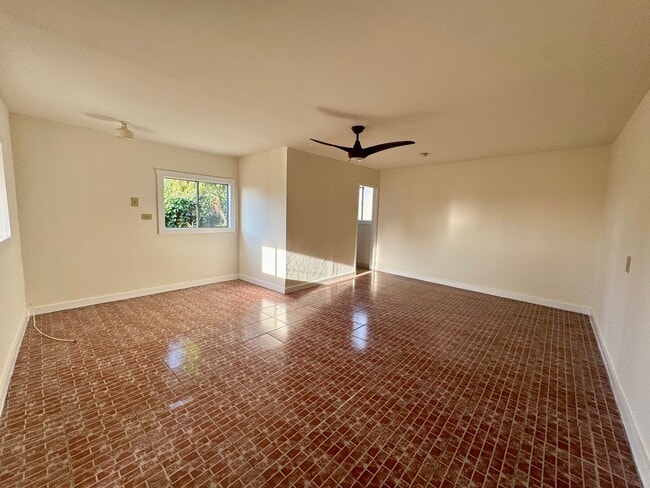 Building Photo - Centrally Located Minutes away from Downtown, Silver Lake, and Eagle Rock
