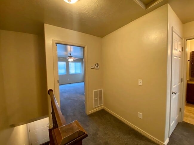 Building Photo - LARGE TOWNHOME AVAILABLE FOR RENT!