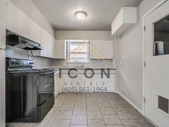 Building Photo - 832 NE 29th St