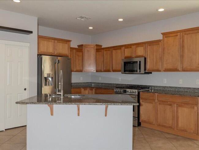 Building Photo - 4 Bedroom 3 Bathroom