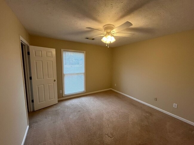 Building Photo - Home You’ll Love Coming Home To