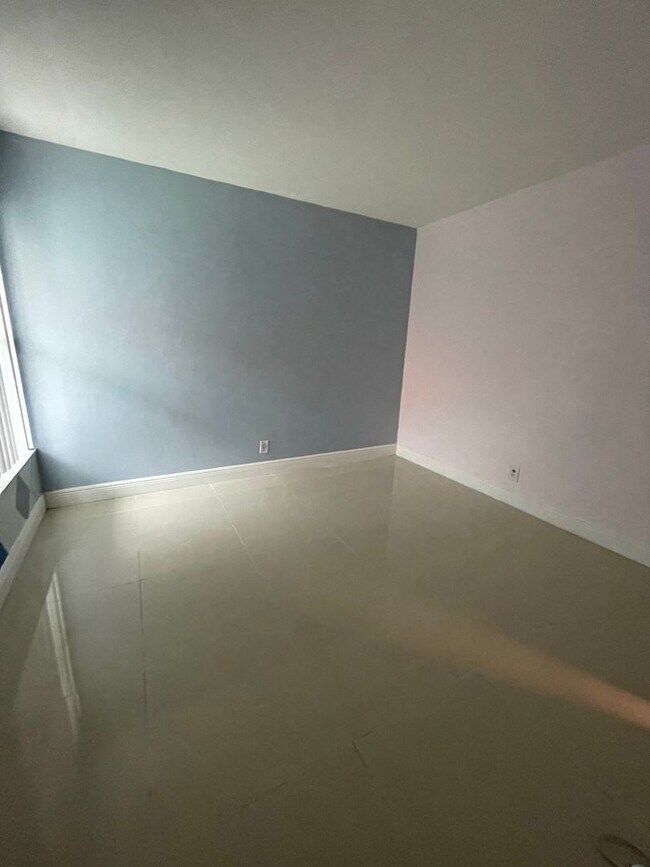Building Photo - Charming Apartment in Fort Lauderdale