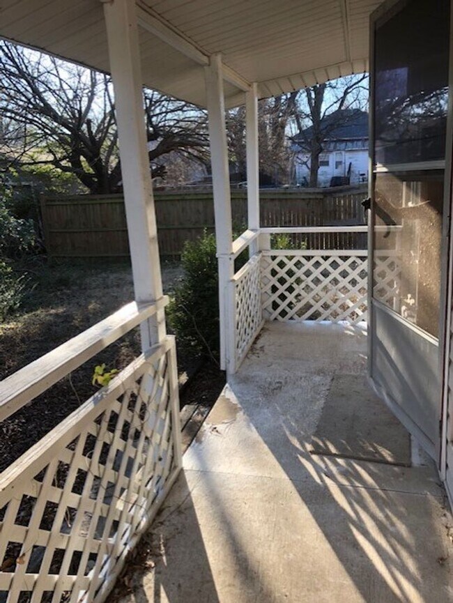 Building Photo - Spacious 4/1 Home on Quiet Block of Mulber...