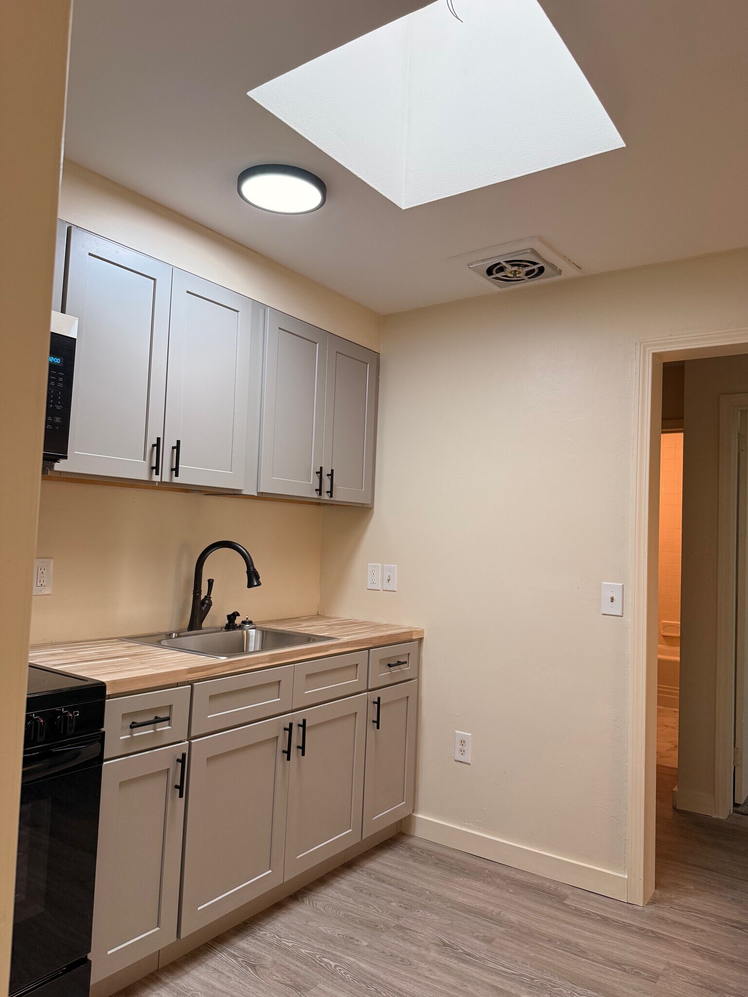 Building Photo - 64 Albany St